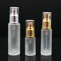 20ml 30ml 50ml Mattglas-Flaschen für Hautpflege-Serum Leere Zylinder Individuelle Farbe Gold/Silber Pumpzerstäuber ISO9001-Zertifiziert