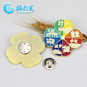 Broche aimantée en émail doux 3D personnalisable avec logo, motif trèfle à quatre feuilles porte-bonheur, style Lei Feng, support magnétique puissant, pour touristes - Product Image 1