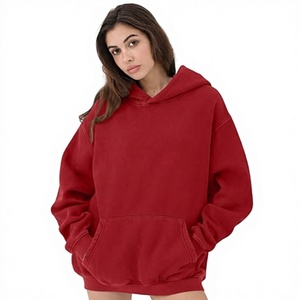 เสื้อฮู้ดผู้ชายสีแดงล้วน แขนเสื้อแบบแร็กแลนทรงโอเวอร์ไซส์ มีกระเป๋า - Product Image 2