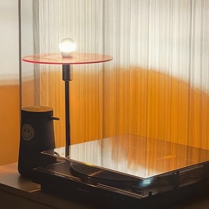 โคมไฟอะคริลิคทรงยูเอฟโอสไตล์บาวเฮาส์ โพสต์โมเดิร์น มินิมอล สีส้ม โคมไฟตั้งโต๊ะ 3 สี สำหรับห้องนั่งเล่น ห้องนอน ของขวัญ/ของตกแต่ง ทำจากโลหะ - Product Image 5