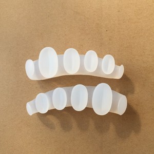 Séparateur d'orteils en gel de silicone pur, doux, durable et réutilisable pour le nail art - Product Image 1