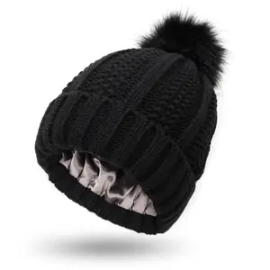 2024 Großhandel einfarbig mehrfarbig Unisex Strickjacke Hut individuelles Logo Satin Seide gefütterte Winterhüte
