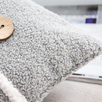 Harga Pabrik Grosir Sarung Bantal Bulu Teddy Super Lembut dengan Kancing Sarung Bantal Dekoratif Poliester Super Lembut
