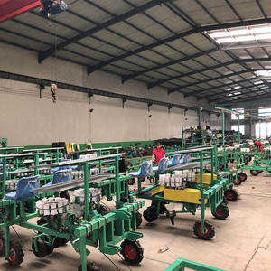 Transplanteur à quatre rangs autopropulsé avec moteur et boîte de vitesses pour la plantation d'oignons, de tomates et de poivrons à haute efficacité - Product Image 5