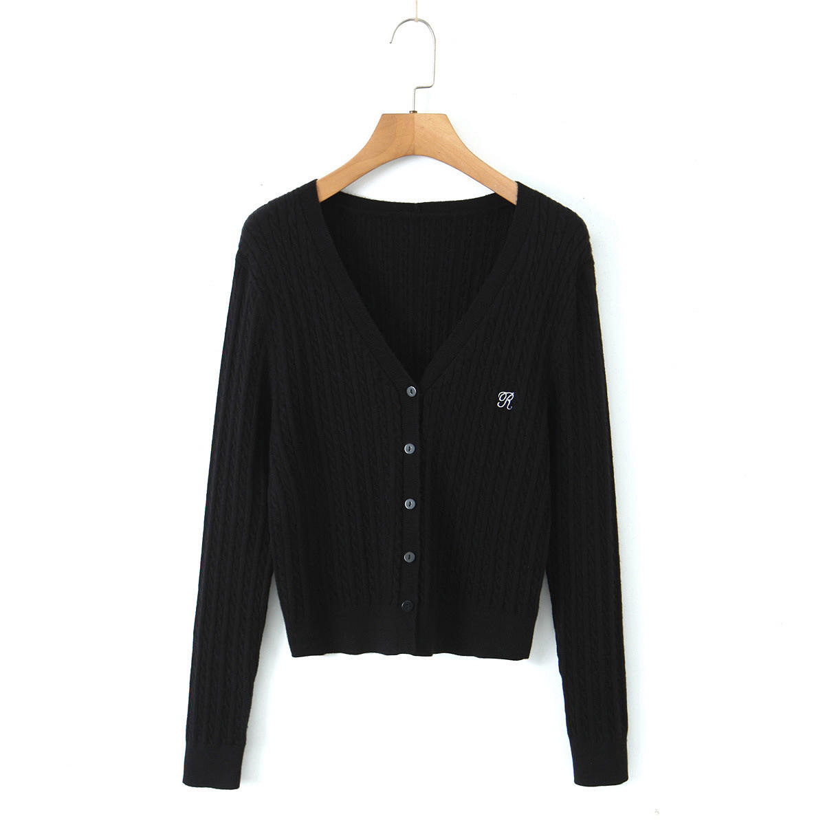 เสื้อคาร์ดิแกนถักไหมพรมสีดำ