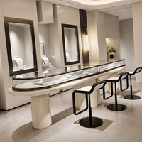 Conception d'intérieur de bijouterie de luxe sur mesure en or rose crème, éclairage LED, ensemble complet de luminaires clés en main, vitrine murale centrale