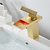 Robinet mitigeur cascade LED en laiton doré Azeta à trou unique pour lavabo de salle de bain