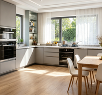 Ensemble de meubles de cuisine modernes avec armoires gris clair, étagères en verre avec éclairage LED, four encastré et crédence en carreaux de métro