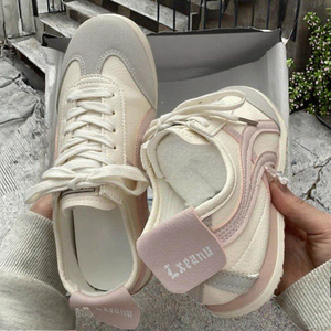 รองเท้ากีฬาผู้หญิงสไตล์เรโทร ปี 2025  ใส่สบาย พื้นเรียบ ระบายอากาศได้ดี  วัสดุ PU  ลายเรียบ  พื้นรองเท้าด้านนอกทำจาก PVC  ใส่ได้ทุกฤดู  สไตล์ลำลอง - Product Image 3