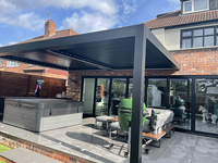 Pergolas d'extérieur en aluminium bioclimatiques motorisées avec toit à persiennes rétractable pour le jardin
