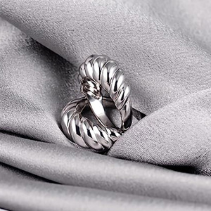 Anello con Corda Intrecciata Stile Croissant Unisex, Accessorio Moda per Feste e Outfit Quotidiani - Product Image 2