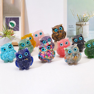 Statuetta di Gufo in Resina con Cristalli Naturali, Ornamento da Scrivania per Casa, Regalo Artigianale in Cristallo - Product Image 1