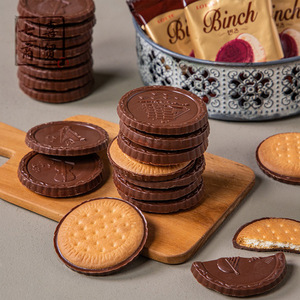 Lotte Binch 102G Corea del Sur Importado Chocolate Sándwich Galletas Azúcar suave Oblea Sabor Rolling Internet Celebrity Casual - Product Image 5