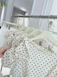 Conjunto de Top y Shorts con Estampado de Lunares, Mezcla de Algodón y Poliéster, Estilo Casual Chic, Tejido, OEM Vietnam - Product Image 3