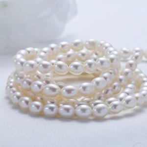 Collier long en perles d'eau douce blanches pour femmes, qualité 5 mm, enveloppé en 2 cercles, légères imperfections, avec une chaîne chic pour pull - Product Image 1