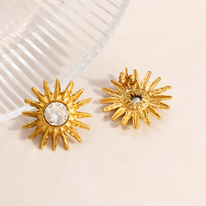 Boucles d'oreilles à clous motif tournesol plaqué or 18 carats avec incrustation de diamants, design géométrique, bijoux de mode - Product Image 4