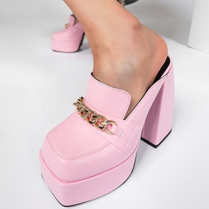 Chaussures de travail à talons épais pour femmes, escarpins à plateforme, bout carré, sandales à enfiler avec chaîne dorée, taille 43 - Product Image 1