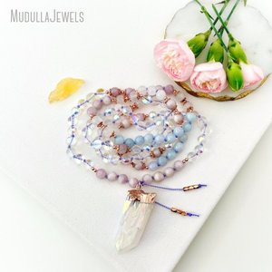 MN43537สร้อยคอ Mala พร้อมจี้มูนสโตนอควอมารีน Kunzite And Angel Aura Guru Crystal 108 Mala - Product Image 1
