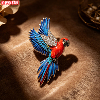 Pin de metal personalizado con diseño de loro macaw, broche de esmalte con incrustaciones de diamantes de imitación para decoración de ropa