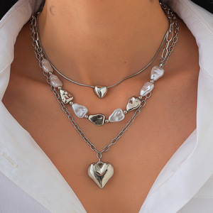 Collana con Ciondolo a Cuore in Metallo Dorato e Argentato alla Moda, Design Stratificato Irregolare Simile a Perle per Donne - Product Image 2