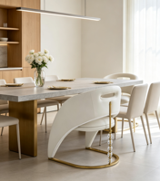 Fauteuil Courbé de Luxe en Velours Blanc avec Décorations Métalliques Dorées et Cristaux, Chaise d'Appoint Rembourrée pour Salon et Villa - Offre Spéciale