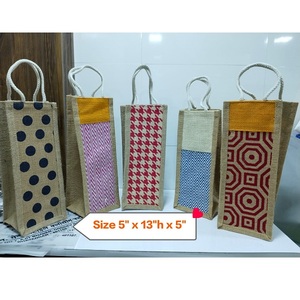 Bolsas de yute Bolsa de vino de botella individual de yute con mango de caña de madera y ventana transparente Disponible en colores surtidos - Product Image 6