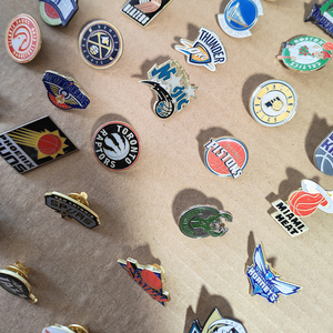 Pin de esmalte suave personalizado para baloncesto, pin de solapa deportivo, insignia metálica con logotipo personalizado para equipos deportivos, para venta al por mayor, regalo para colección deportiva - Product Image 2