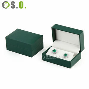 Boîte d'emballage de bijoux de luxe en cuir PU vert pour pendentif et bague de mariage, avec logo personnalisé par marquage à chaud - Product Image 3