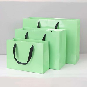 Sacchetti di carta classici personalizzati per abbigliamento accessori di moda con Logo regalo d'affari per calzini scarpe da pelliccia - Product Image 5