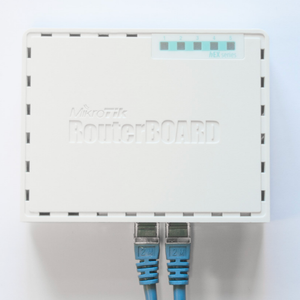 เราเตอร์ Mikrotik RB750Gr3 Gigabit Mini Home พร้อมการเข้ารหัส WEP, WiFi แบบดูอัลแบนด์, QoS รุ่น US - Product Image 3