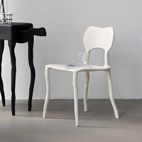 Chaise en fibre de verre de style italien minimaliste pour salons domestiques – Mobilier de maison moderne, discret, luxueux et élégant
