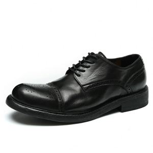 Chaussures en cuir formelles pour hommes à bout large, pour affaires et soirées, avec semelle Goodyear embossée faite à la main - Product Image 1