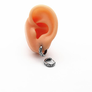 Yunnique Boucles d'oreilles Huggie en acier inoxydable, motif géométrique noir, pour hommes et femmes, style japonais et coréen - Product Image 4