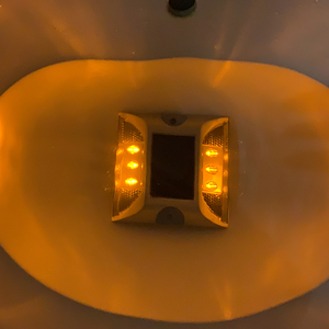 Цена мигающая дорожная панель Ip68 пластиковые маркеры светодиодная Солнечная энергия кошачий глаз дорожный светильник - Product Image 3