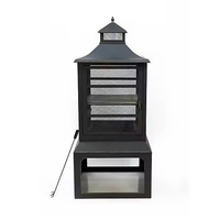 Cheminée extérieure haute en acier avec porte en treillis, rangement pour bûches, capuchon de cheminée, pique à bois et foyer extérieur en fer