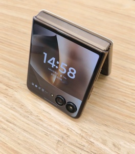 Smartphone pliable 5G Motorola Moto Razr 70 Ultra 2026, 165 Hz, Snapdragon 8 Elite, écran AMOLED 6,96'' 1,5K, batterie 5000 mAh, charge rapide 68 W - Product Image 6