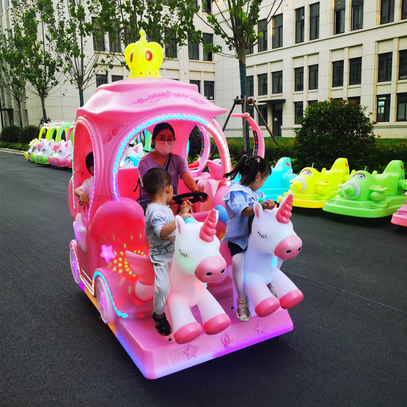 子供と大人が一緒に電気おもちゃの車に乗ることができる公園の王冠の王女の馬車