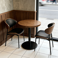 Tables et chaises de bar de style vintage personnalisables pour rehausser l'ambiance d'un restaurant. Ils sont durables et faciles à nettoyer