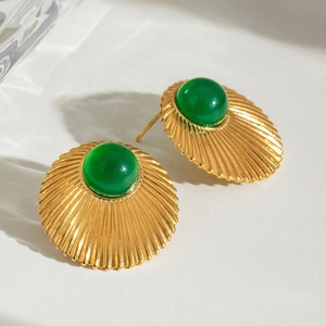 Boucles d'oreilles en acier inoxydable de style rétro européen américain, motif géométrique doré, agate verte, clous en fil, bijoux en perles - Product Image 3