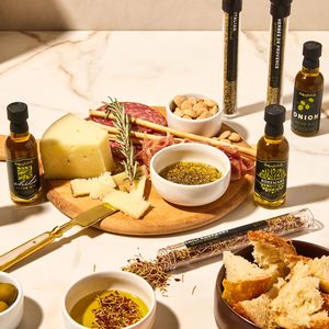 Coffret Cadeau d'Huiles d'Olive Extra-Vierges Pressées à Froid <span class=keywords><strong>de</strong></span> Qualité Supérieure, 4 Huiles d'Olive Aromatisées, 3 Bouteilles en Plastique Écologiques pour Épices et Herbes - Product Image 3