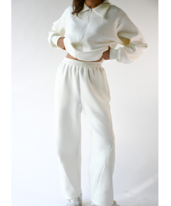 Ensemble de survêtement éco-responsable et durable, coupe ample, pantalon de jogging long avec poches latérales, col rabattu, en tissu recyclé - Product Image 2