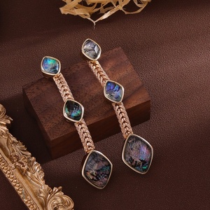Boucles d'oreilles originales rétro en coquille d'ormeau pour femmes, boucles d'oreilles pendantes en nacre texturée de style occidental - Product Image 2