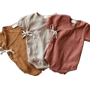 <span class=keywords><strong>Pagliaccetto</strong></span> estivo a maniche corte a coste per bebè con cravatta laterale <span class=keywords><strong>elegante</strong></span> personalizzato - Product Image 1