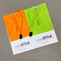 Étiquette à suspendre personnalisée en tissu gaufré pour vêtements étiquette spéciale en papier kraft Bekleidung Rechteck avec ficelle d'étanchéité pour étiquette volante