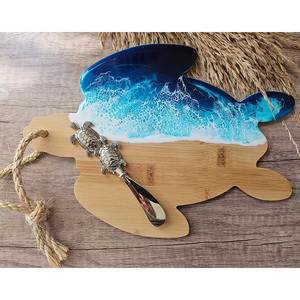Tabla de charcutería de tortugas marinas de arte oceánico de resina, tabla de queso de bambú de tortuga marina elevada con arte de resina de ola oceánica - Product Image 2