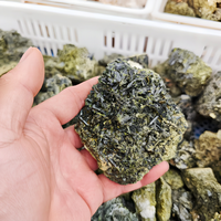 Vente en gros de grappes de cristal d'épidote naturelle brute, spécimen minéral à graver, pour la guérison des chakras, la décoration intérieure et la collection