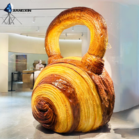 Sculpture de canapé en forme de croissant - Siège en fibre de verre inspiré de la boulangerie avec texture de croûte dorée pour les terrasses de cafés et les espaces commerciaux