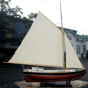 Yacht à voile en bois HELMI, modèle CM de 70 cm, cadeau, accessoires pour bateau jouet VN - Product Image 1