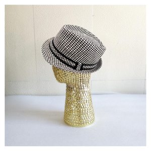 Expositor de cabeza de maniquí hexagonal dorado de alambre de gallinero con cuello para exhibición de pelucas, sombreros y accesorios para la cabeza, para venta minorista - Product Image 5