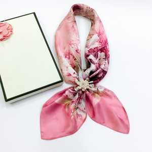 Elegante <span class=keywords><strong>rosa</strong></span> stampato 100% vera <span class=keywords><strong>seta</strong></span> quadrata sciarpa per le donne di alta qualità stile di lusso fabbrica cinese all'ingrosso - Product Image 5